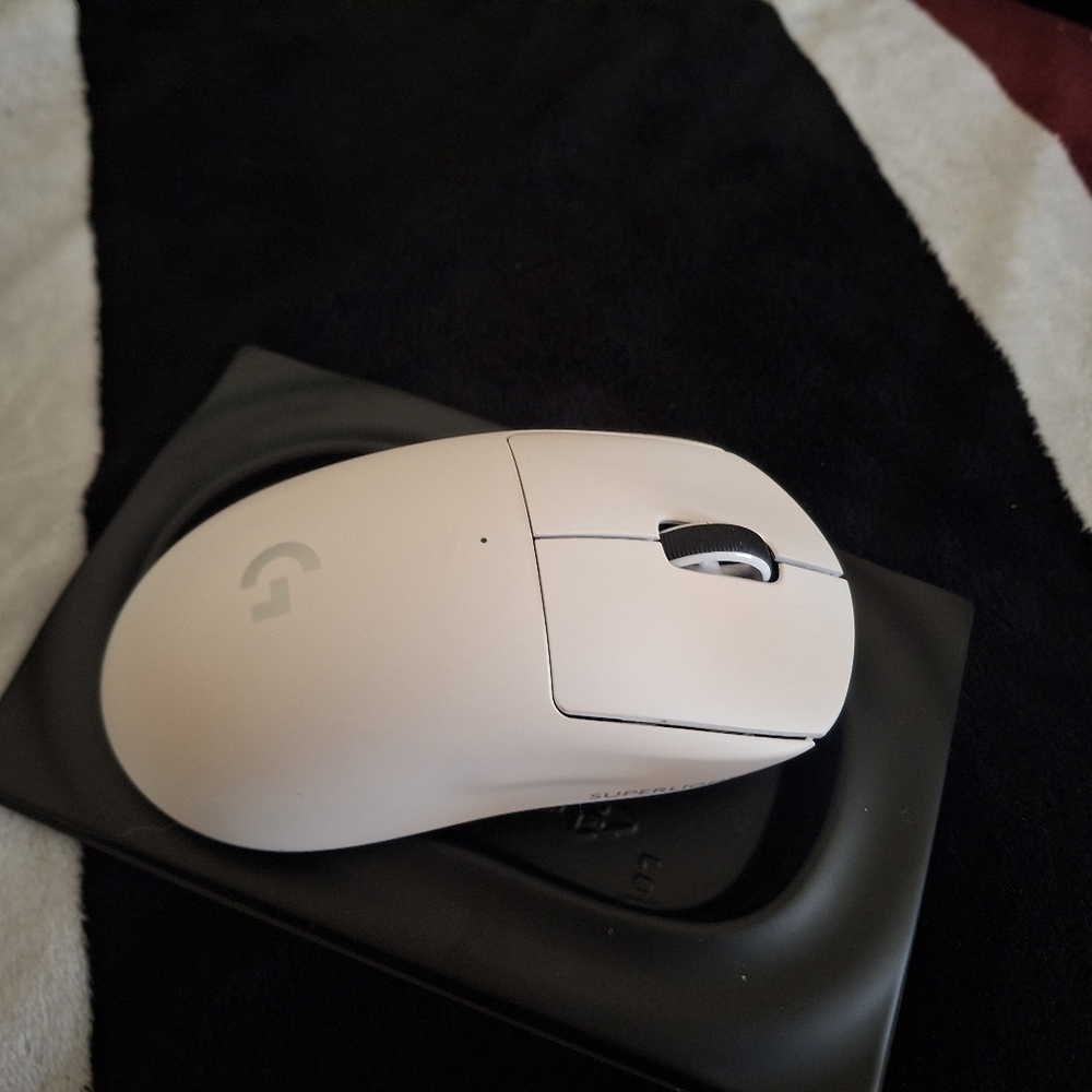 Logitech White Wireless Gaming Mouse